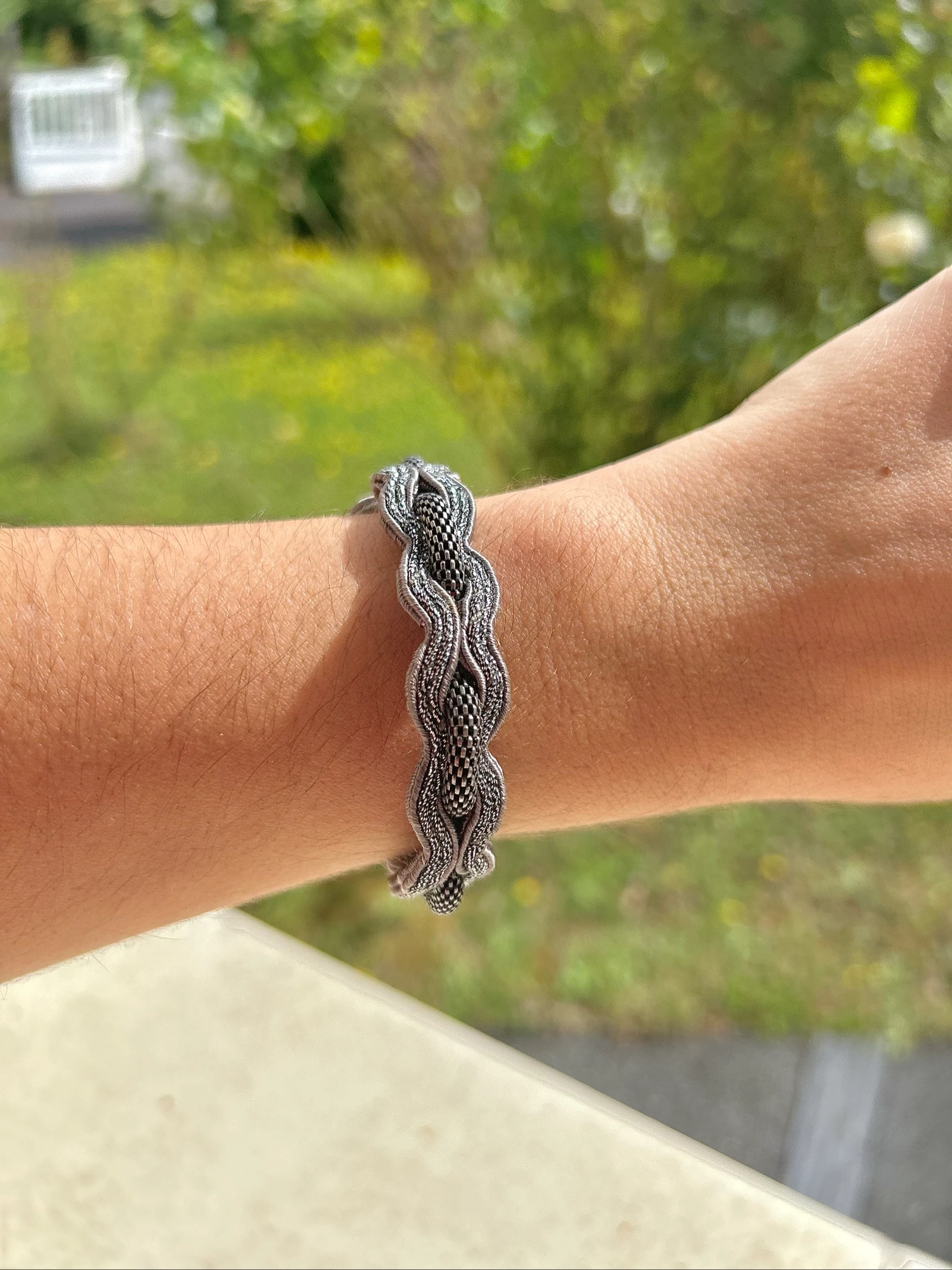 Licht aanpasbare grijze metallic verweven armband Dori Csengeri – photo 6